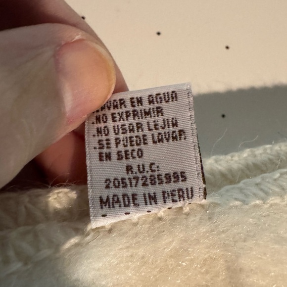 Alpaca Camargo Ivory Scarf with Stitched Logo NWOT - Picture 4 of 4